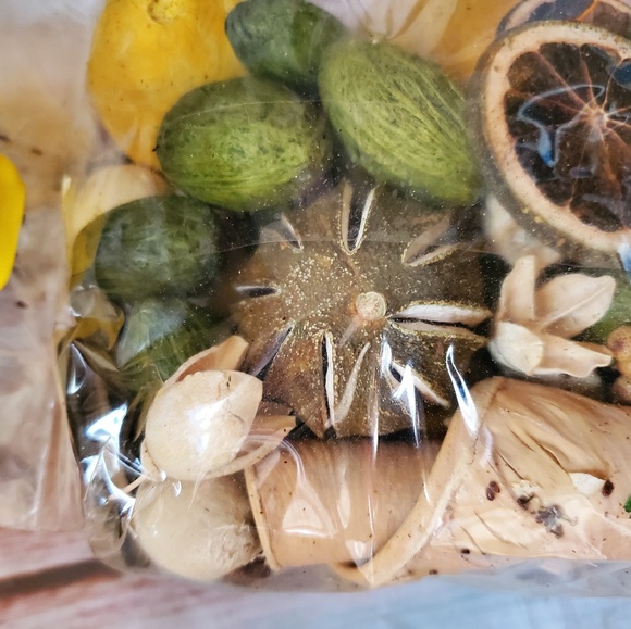 Garden Route Lemon Citrus Fragrant Vase Filler - Picture 6 of 7